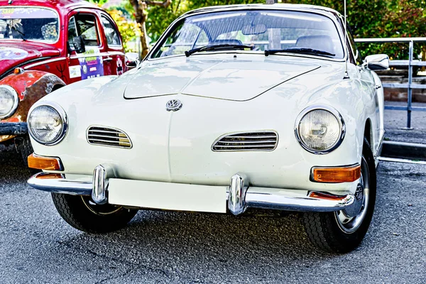Santa Margarida de Montbui, Barselona, İspanya; 24 Mayıs 2025: Klasik araba sergisi, Volkswagen Karmann. Eski arabalar.