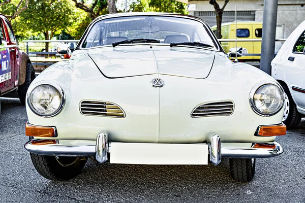 Santa Margarida de Montbui, Barselona, İspanya; 24 Mayıs 2025: Klasik araba sergisi, Volkswagen Karmann. Eski arabalar.
