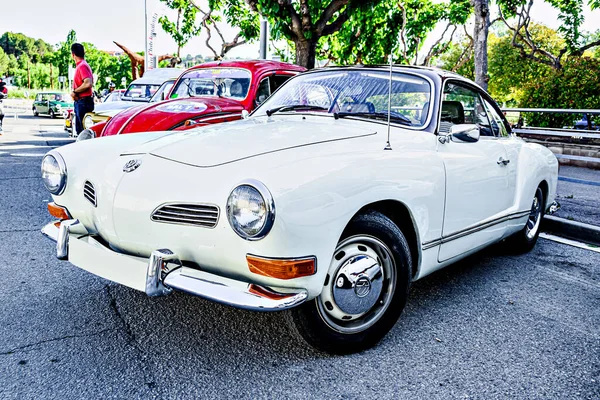 Santa Margarida de Montbui, Barselona, İspanya; 24 Mayıs 2025: Klasik araba sergisi, Volkswagen Karmann. Eski arabalar.