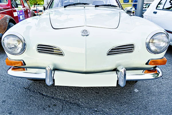 Santa Margarida de Montbui, Barselona, İspanya; 24 Mayıs 2025: Klasik araba sergisi, Volkswagen Karmann. Eski arabalar.