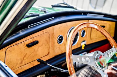 Eski, klasik bir arabanın, eski bir aracın detayları.