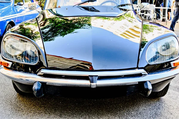 Eski, klasik bir arabanın, eski bir aracın detayları.