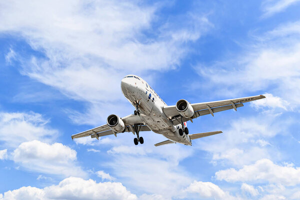 Барселона, Испания; 5 апреля 2025 года: Airbus A319 Brussels Airlines приземляется в аэропорту Барселоны-Эль-Прат-Жозеп-Таррадельяс