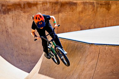 Igualada Central Park, Barcelona, İspanya 'daki yeni kaykay parkında BMX çalışması yapan genç adam..