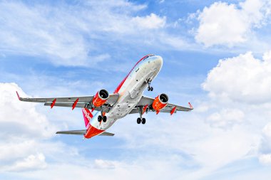 Barcelona, İspanya; 5 Nisan 2025: EasyJet Airbus A319 Barcelona-El Prat Josep Tarradellas Havaalanına indi