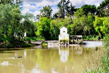 Guadaira Nehri kıyısında, Alcal de Guadaira, Sevilla 'daki Oromana Parkı' nda un değirmeni.