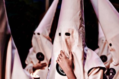 Nasıralı tövbekar, Alcal de Guadaira, Endülüs, Sevilla 'daki Kutsal Hafta alayı sırasında.