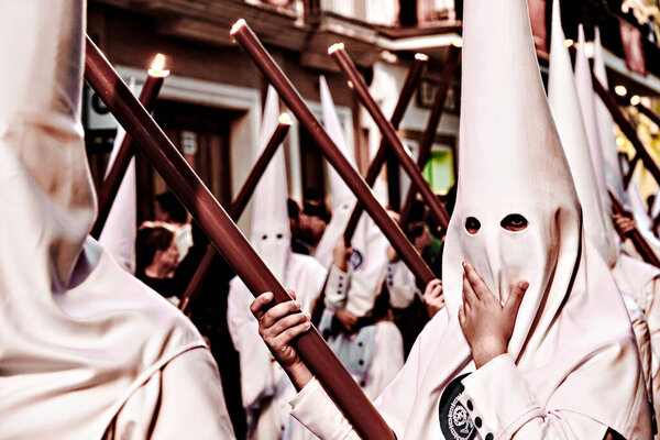 Назарянин-кающийся, во время крестного хода Страстной недели в Алькаль-де-Гуадайра, Андалусия, Севилья.