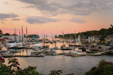 Yarchts ve balıkçı tekneleri ile güzel doğal liman Twilight için ahşap iskeleler palamarla. Camden, beni, Amerika Birleşik Devletleri