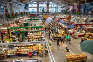 Londra, tarih, Kanada - 13 Kasım 2017: Covent Garden Market gıda tezgahları ve restoranlar iç. Piyasada bir kırsal ve kentsel Satım haftanın her günü sağlıklı, taze ve kaliteli bulunabileceği merkezidir.