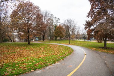 İki şeritli yol Riverside Parkında bir Cloudyautumn günde sarma. Londra, Kanada