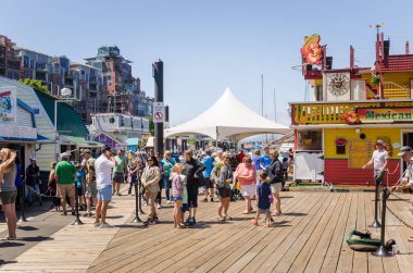 Victoria, Bc, Kanada - 28 Haziran 2017: Bir yaz gününde Fisherman's Wharf dolaşıp insanları. Fisherman's Wharf gıda kiosklar, eşsiz dükkan ve Eko-Tur macera ayarlama çalışma limanında sunmaktadır.