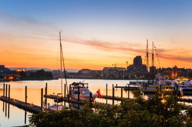 Victoria Limanı alacakaranlıkta üzerinde güzel renkli gökyüzü. Victoria, Bc, Kanada.