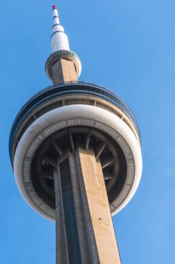 Toronto, Kanada - 20 Kasım 2017: Cn Tower görünümünü açık bir sonbahar gününde. Cn Kulesi Toronto'nun silueti imza simgesi ve her yıl iki milyondan fazla uluslararası ziyaretçi çekiyor.