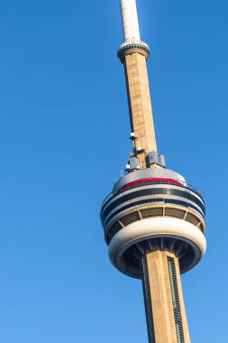 Toronto, Kanada - 20 Kasım 2017: Ayrıntı, Cn Tower yaktı bir öğleden sonra sonbahar güneş inşa eski demiryolu topraklarda, Cn Tower tarafından 1976 yılında tamamlandı. 