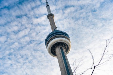 Toronto, Kanada - 20 Kasım 2017: Ayrıntı Cn Kulesi ve mavi gökyüzü bulutlu bir sonbahar sabahı. Bir 553.3 m yüksekliğindeki beton iletişim ve gözetleme kulesi kentin şehir merkezinde çekirdek içinde bulunan Cn Kulesi olduğunu.