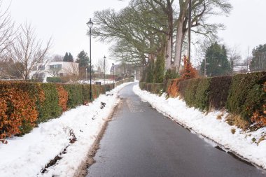 Boş sokak sisli bir kış gününde kar temizledi. Scotland, İngiltere.