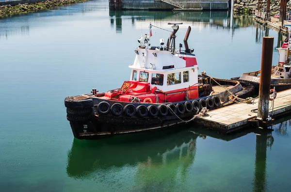 Małych Potężny Tug Boat Harbour Odbicie Wodzie — Zdjęcie stockowe