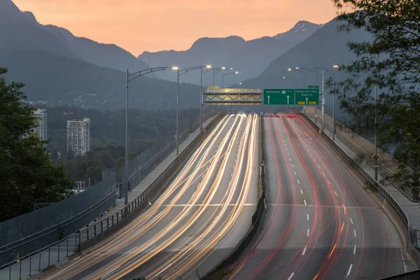 Ljus Spår Kvar Förbipasserande Bilar Motorväg Bro Skymningen Vancouver Kanada — Stockfoto