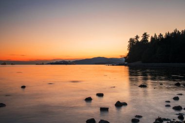 Turuncu günbatımı bağlantılı gemi ile doğal defne üzerinde. İngilizce Bay, Vancouver, Bc, Kanada.