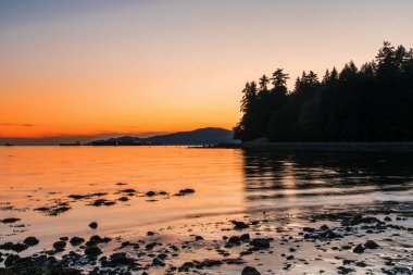İngilizce Körfezi ve deniz kenarındaki sete Stanley Park gün batımında. Bağlantılı gemi görünür mesafe vardır. Vancouver, Bc, Kanada.