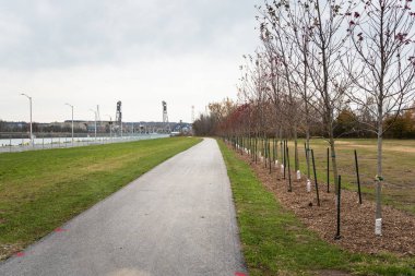 Yaya ve bisiklet yolu bir kanal bir Clody sonbahar gününde yanında