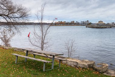 Bir bulutlu sonbahar gününde bir göl kıyısında Picninc tablo. Ontario Gölü, Hamilton, tarih, Kanada.