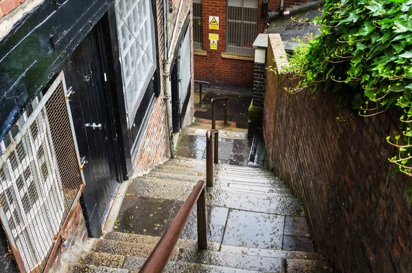 Escadaria Estreita Entre Edifício Antigo Muro Tijolos Uma Primavera Chuvosa — Fotografia de Stock