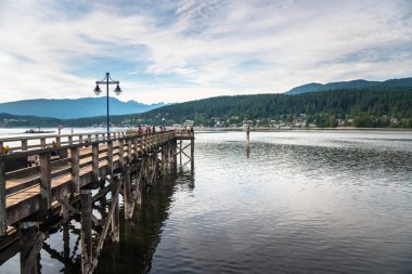 Port Moody, Bc, Kanada - 21 Haziran 2018: Yerli halk ve turistler Rocky Point Parkı, Port Moody en iyi bilinen parkta, ahşap iskele üzerinde sahne zevk.