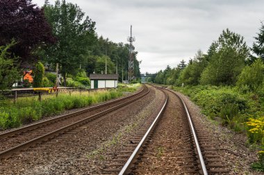 Boş paralel demiryolu parça bulutlu bir yaz gününde. Fort Langley, İngiltere.