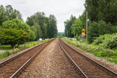 Bulutlu bir günde kırsalında demiryolu parça. Fort Langley, İngiltere.