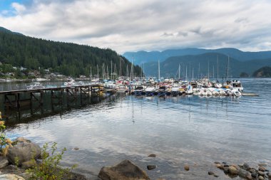 Tekneler bağlı Jetties bir bulutlu gün yaz kadar ile doğal defne. Derin koyu, Vancouver, Bc, Kanada.