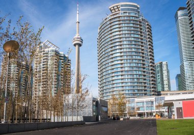 Waterfront Bölgesi Toronto manzarası görünümünü güneşli bir sonbahar gününde. Toronto, Kanada.