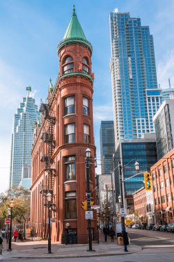 Toronto, Kanada - 17 Kasım 2017: Tarihi Gooderham Faltiron yapı güneşli bir sonbahar gününde eski kentte. Şehrin finans bölgesi doğu kenarında bulunan bir tarihi ofis binası Gooderham yapıdır.