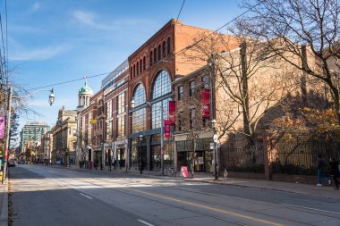 Toronto, Kanada - 17 Kasım 2017: Geleneksel mimari güneşli bir sonbahar gününde eski kentte sokak düzeyinde mağazaları ile. Old Town şehir mahalle ve perakende bir ilçedir. O Toronto adlı mahalleler ilk oldu.
