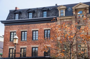 Tarihi tuğla binada Toronto Old Town güneşli bir sonbahar gününde. Ontario, Kanada.