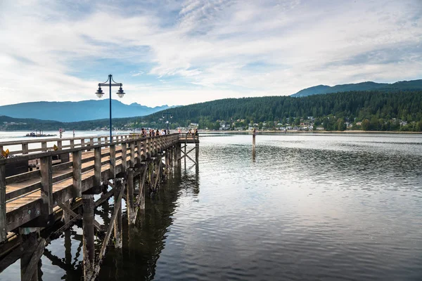 Port Moody, Bc, Kanada - 21 Haziran 2018: Yerli halk ve turistler Rocky Point Parkı, Port Moody en iyi bilinen parkta, ahşap iskele üzerinde sahne zevk.