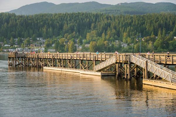 Port Moody Canadá Junho 2018 Pessoas Desfrutando Sunet Bay Cais — Fotografia de Stock