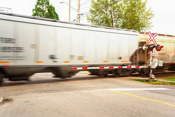 Geçen Yük Treni British Columbia Contryside Demiryolu Geçitte Bir Yaz — Stok fotoğraf