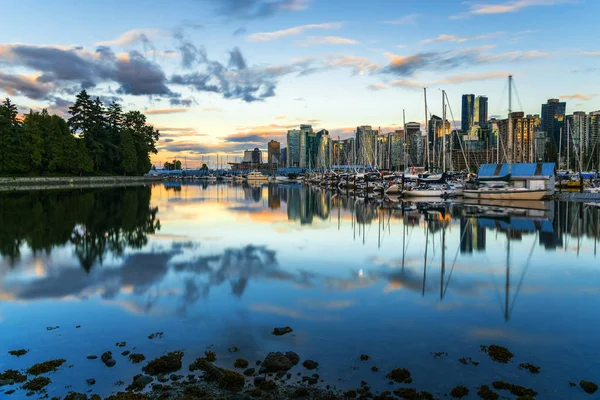 壮大な夏の夕日石炭港およびダウンタウン バンクーバー 水の反射 バンクーバー カナダ — ストック写真