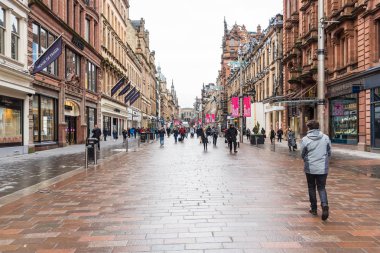 Glasgow, İngiltere - 07 Mart 2018: bulutlu bir kış gününde bir yaya bölgesi şehrin etrafında dolaşıp insanların Merkezi.