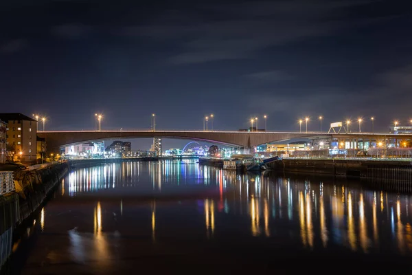 グラスゴー市内中心部にクライド川にかかる高速道路橋の夜景 — ストック写真