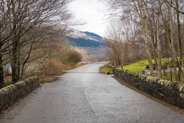 Empty Single Lane Road Junto Lago Las Highlands Escocesas Día — Foto de Stock