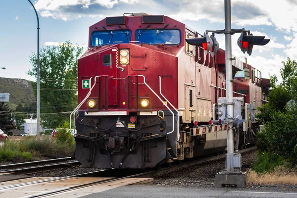 Große Rote Lokomotive Zieht Güterzug Einem Bahnübergang Bewegung — Stockfoto
