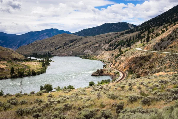 Railroad Tracks Running Alongside River Winding Its Way Mountains Thompsonriver — Stock Photo, Image