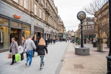 Dundee, İngiltere - 8 Mart 2018: Aound Pedestrianized tarihi kent merkezinin insanlar göçebe. Dundee modern şehir merkezi hala altı Ortaçağ caddelerinden ayrılmıştır. Bu tarihi caddelerinden şimdi kapalı alışveriş merkezleri ikisi.