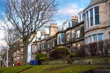 Geleneksel taş evlerden Kış güneşli bir satır. St Andrews, Scotland