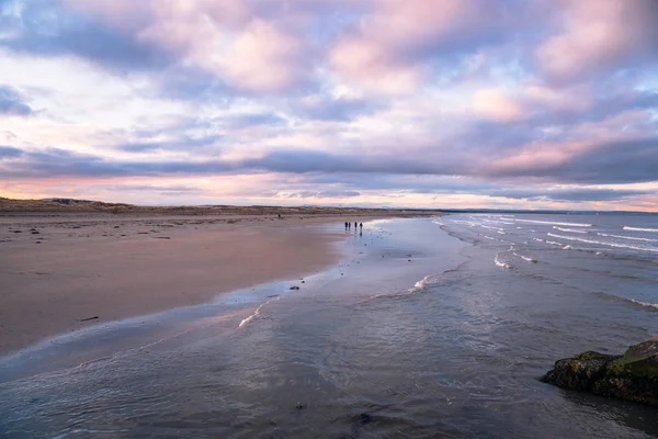 人们在夕阳下漫步在美丽的沙滩上 安德鲁斯 苏格兰 — 图库照片