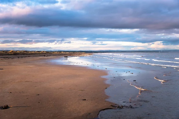 Pessoas Andando Uma Bela Areia Desfrutando Belo Pôr Sol Inverno — Fotografia de Stock