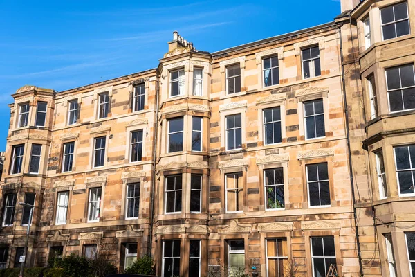 Blick Auf Ein Schottisches Traditionelles Sandstein Stadthaus Unter Blauem Himmel — Stockfoto